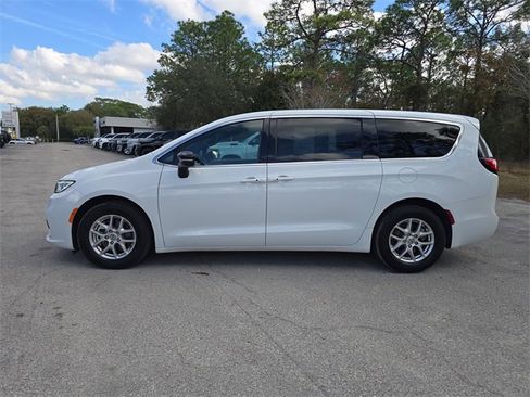 Certified 2024 Chrysler Pacifica Touring image 6