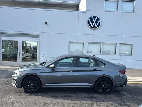 Used 2025 Volkswagen Jetta SE w/ Black Wheel Package image 12