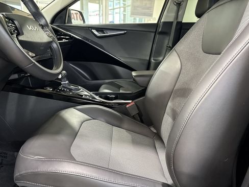 Used 2023 Kia Niro EX image 11