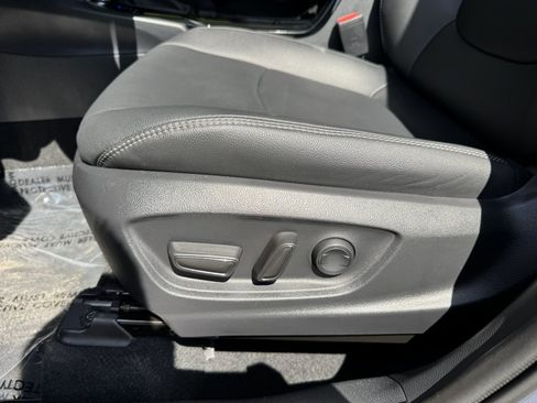 Used 2023 Toyota Corolla Cross XLE image 30