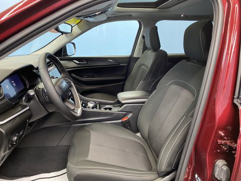 Certified 2024 Jeep Grand Cherokee Laredo X image 9