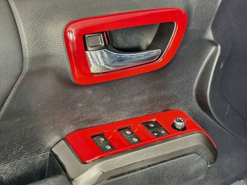 Used 2018 Toyota Tacoma TRD Off-Road AWD/4WD image 18