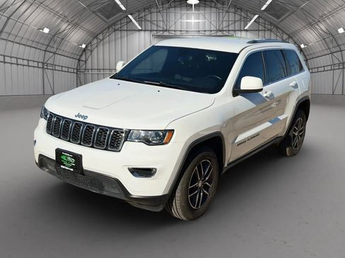 Used 2018 Jeep Grand Cherokee Laredo image 3