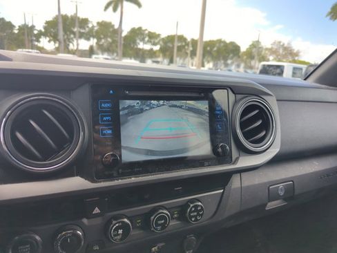 Used 2017 Toyota Tacoma TRD Sport w/ Tow Package (A/T) image 9