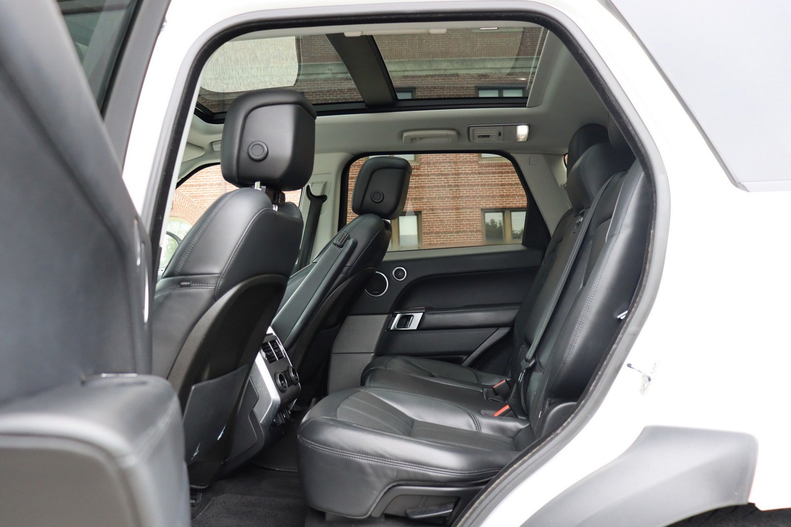 Used 2018 Land Rover Range Rover Sport HSE AWD/4WD image 15