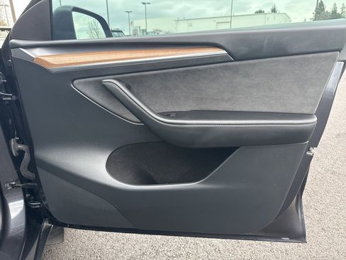 Used 2024 Tesla Model Y Long Range image 27