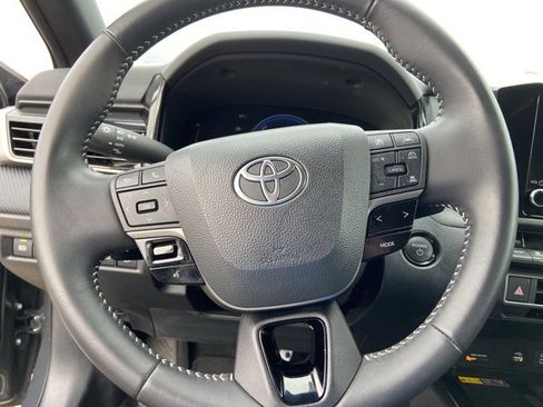 Used 2025 Toyota Camry SE image 34