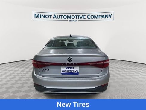 Used 2025 Volkswagen Jetta SE image 7