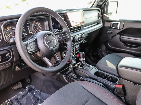 Used 2025 Jeep Wrangler Unlimited Rubicon AWD/4WD image 17