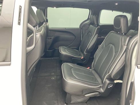 Used 2025 Chrysler Pacifica Limited FWD image 23