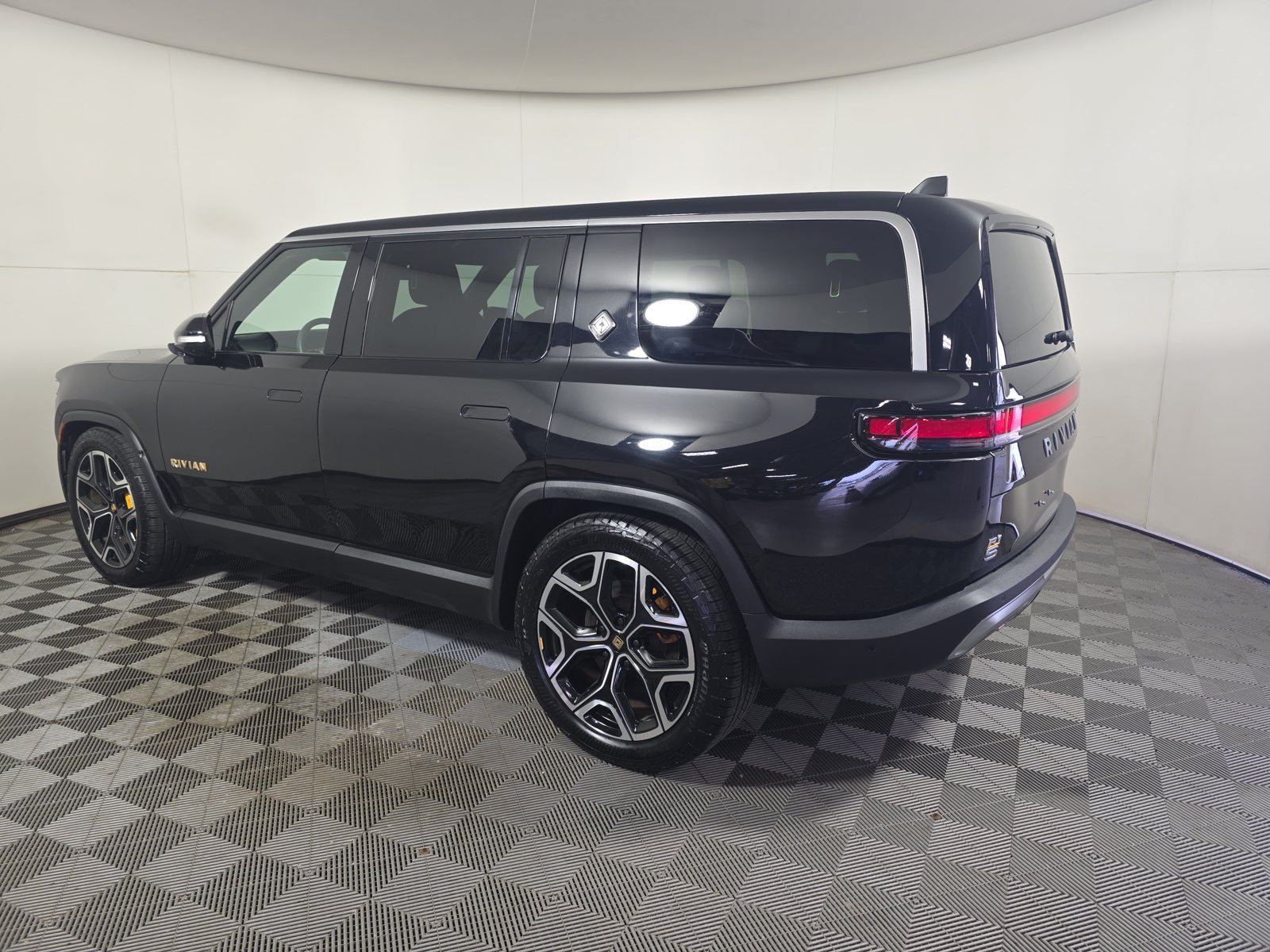 Used 2022 Rivian R1S Launch Edition Quad AWD/4WD image 3
