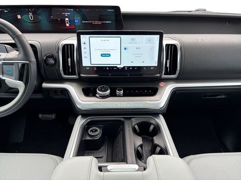 Used 2025 Ford Expedition Platinum image 12