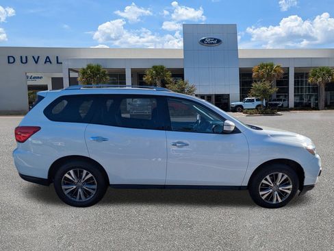 Used 2020 Nissan Pathfinder SV image 3