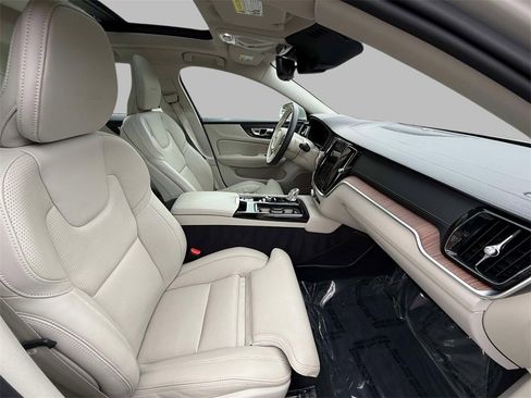 Used 2019 Volvo S60 T8 Inscription image 14