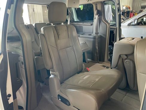 Used 2016 Chrysler Town & Country Limited Platinum FWD image 20