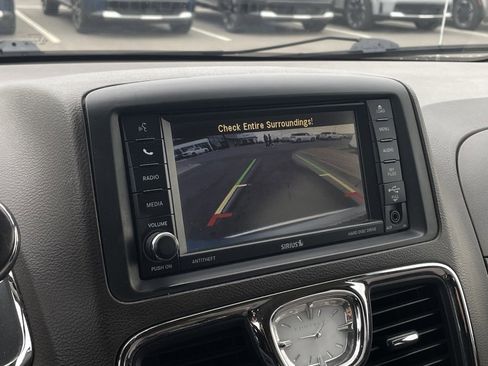 Used 2013 Chrysler Town & Country Touring image 15