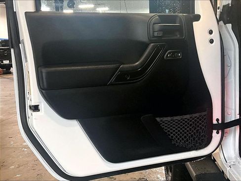 Used 2017 Jeep Wrangler Sahara AWD/4WD image 9