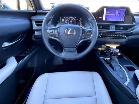Used 2023 Lexus UX 250h FWD image 5