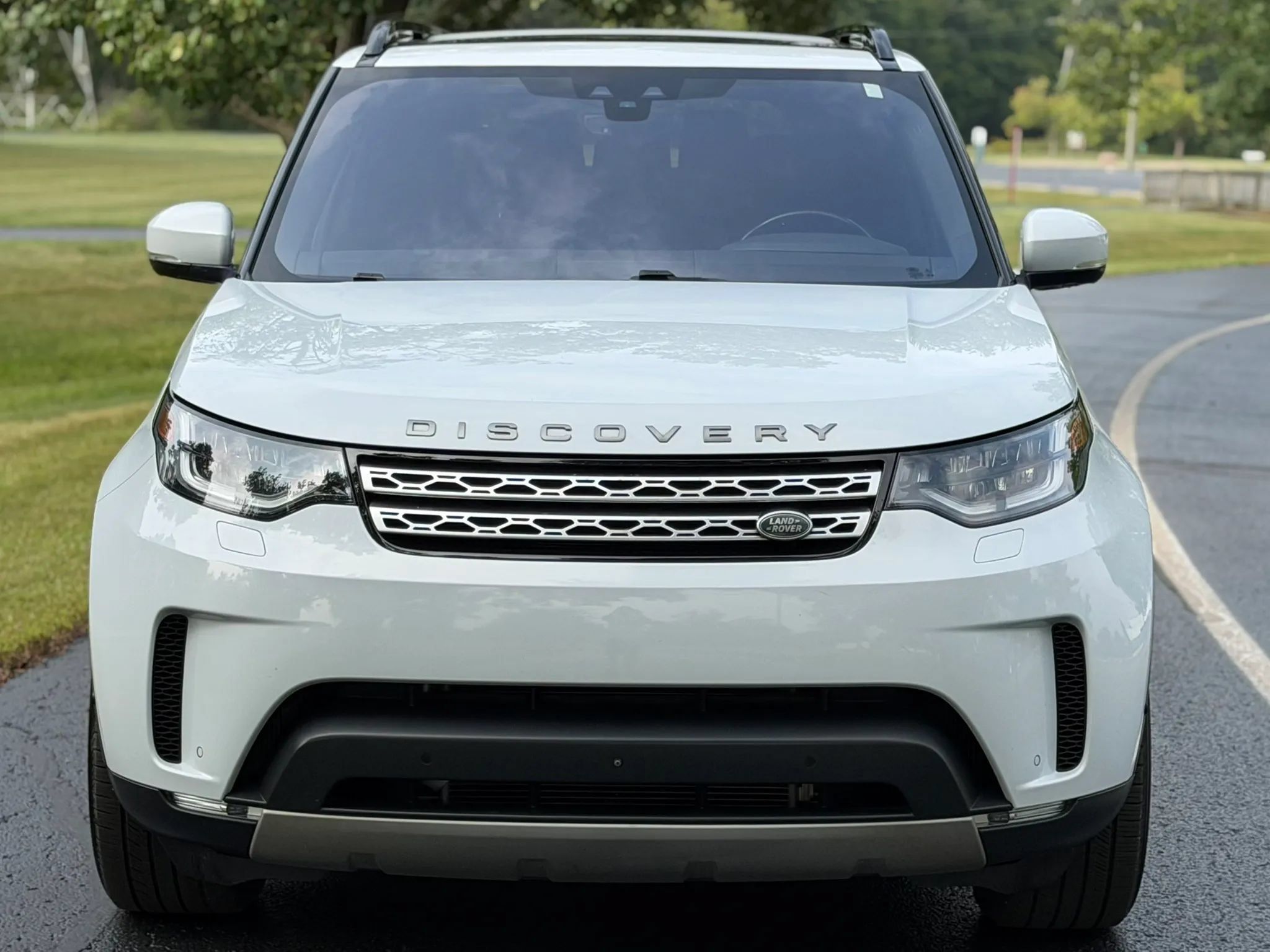Used 2017 Land Rover Discovery HSE AWD/4WD image 2