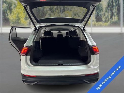 Used 2024 Volkswagen Tiguan SE image 12