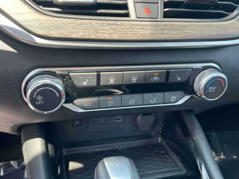 Used 2024 Nissan Altima 2.5 SV FWD image 12