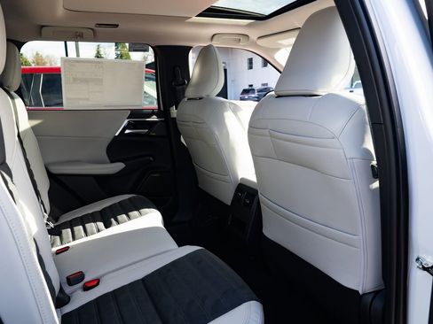 New 2026 Mitsubishi Outlander SE image 25