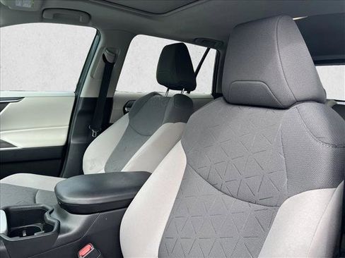 Certified 2022 Toyota RAV4 XLE w/ Convenience Package AWD/4WD image 15