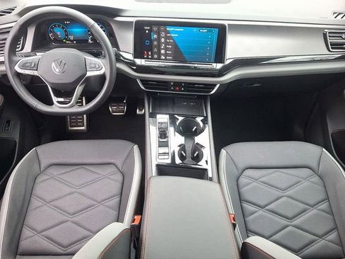 Certified 2025 Volkswagen Atlas Peak Edition SE image 15