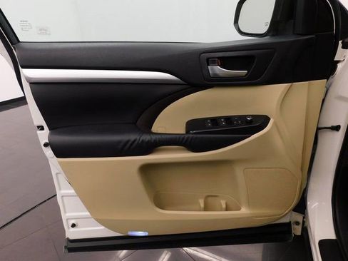 Used 2014 Toyota Highlander XLE image 19