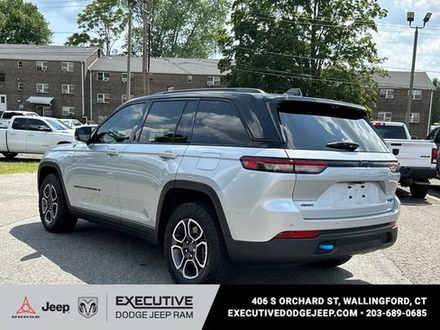 Used 2023 Jeep Grand Cherokee Trailhawk w/ Luxury Tech Group III AWD/4WD image 2
