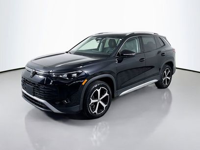 Used 2025 Volkswagen Tiguan SE w/ Panoramic Sunroof Package