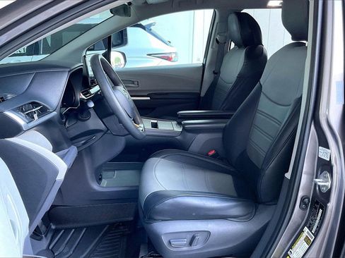 Used 2021 Toyota Sienna LE image 3