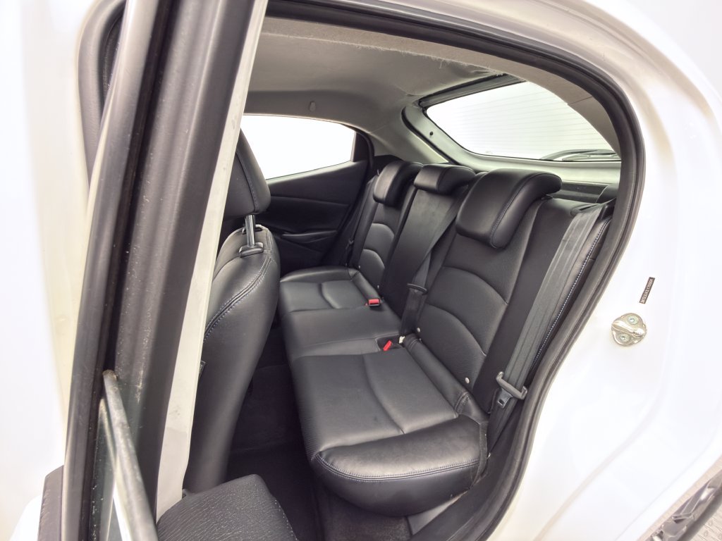 Used 2020 Toyota Yaris XLE FWD image 33