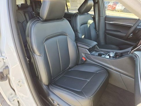 New 2025 Jeep Grand Cherokee L Limited w/ Luxury Tech Group II AWD/4WD image 18