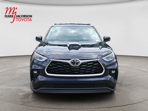 Used 2023 Toyota Highlander XLE FWD image 2