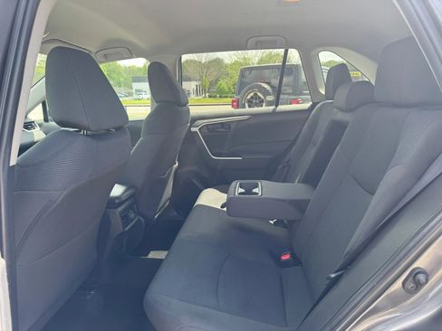 Used 2021 Toyota RAV4 LE AWD/4WD image 9