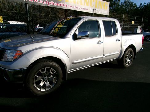 Used 2017 Nissan Frontier SL image 2