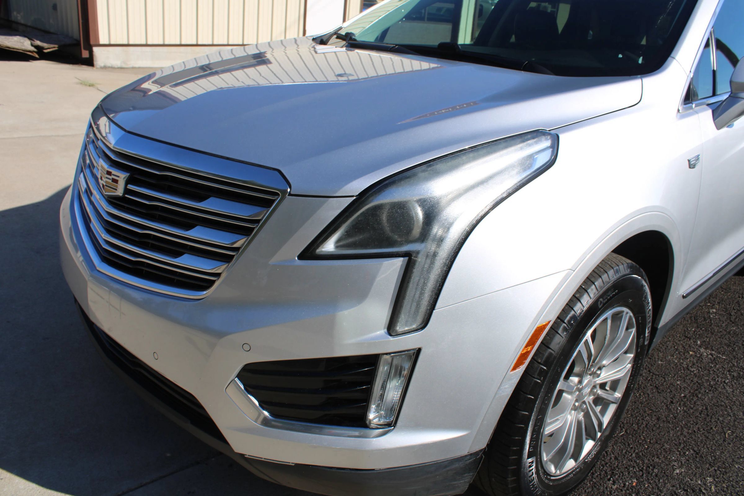 Used 2017 Cadillac XT5 Luxury w/ Driver Awareness Package FWD image 3