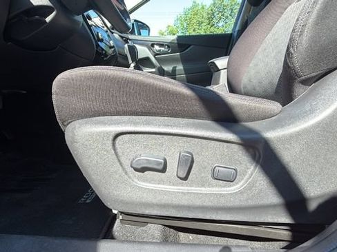 Used 2018 Nissan Rogue Sport SV w/ SV All-Weather Package AWD/4WD image 19
