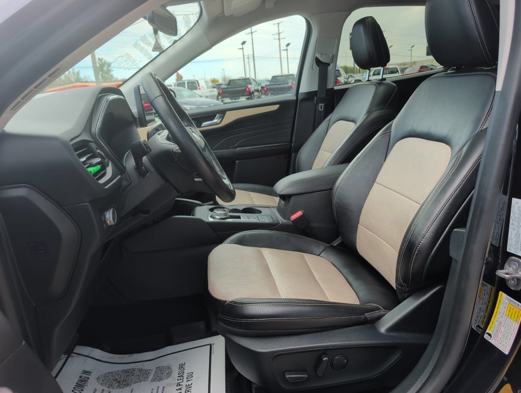 Used 2021 Ford Escape Titanium w/ Titanium Premium Package FWD image 8