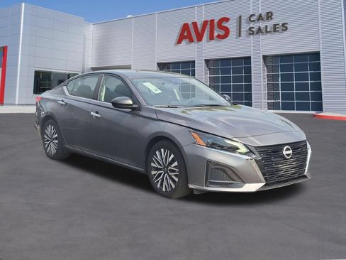 Used 2025 Nissan Altima 2.5 SV FWD image 3