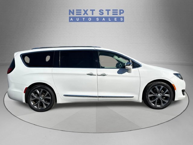 Used 2018 Chrysler Pacifica Limited w/ Advanced Safetytec Group FWD image 9