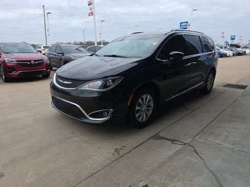 Used 2019 Chrysler Pacifica Touring-L image 4