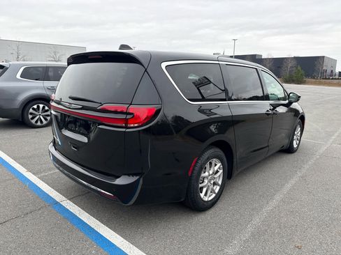 Used 2024 Chrysler Pacifica Touring-L image 3