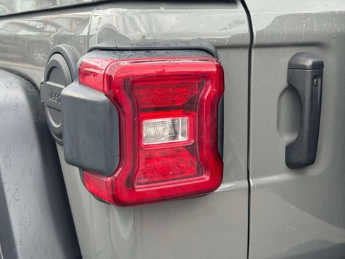 Used 2022 Jeep Wrangler Unlimited Sport AWD/4WD image 11