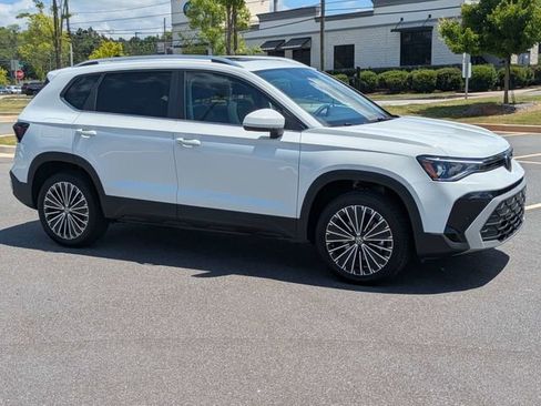 New 2026 Volkswagen Taos SE FWD image 2