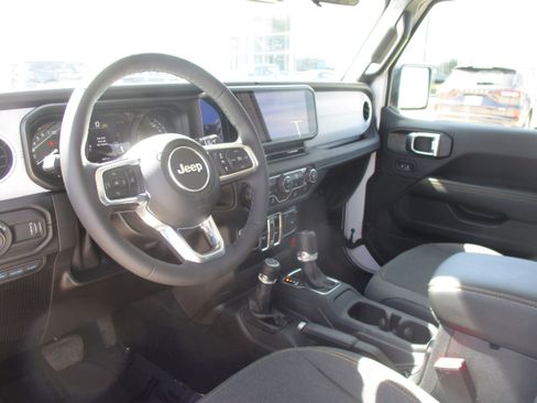 Used 2025 Jeep Wrangler Unlimited Sahara AWD/4WD image 15