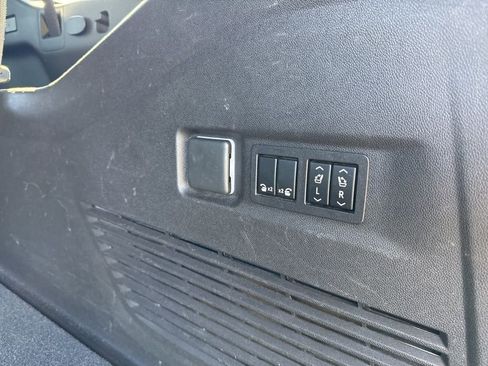 Used 2021 Chevrolet Suburban High Country image 23