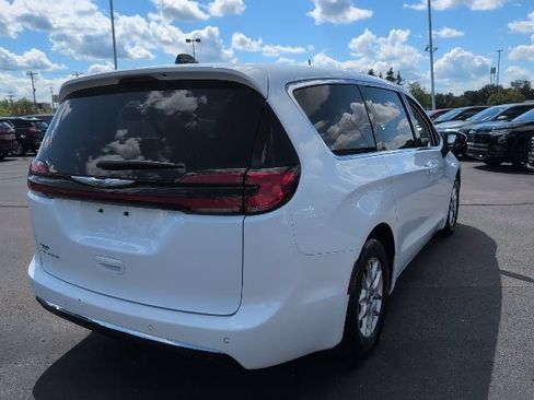 Used 2023 Chrysler Pacifica Touring-L FWD image 7
