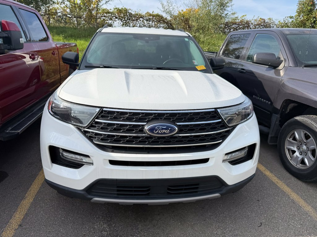 Used 2022 Ford Explorer XLT w/ Equipment Group 202A AWD/4WD image 2